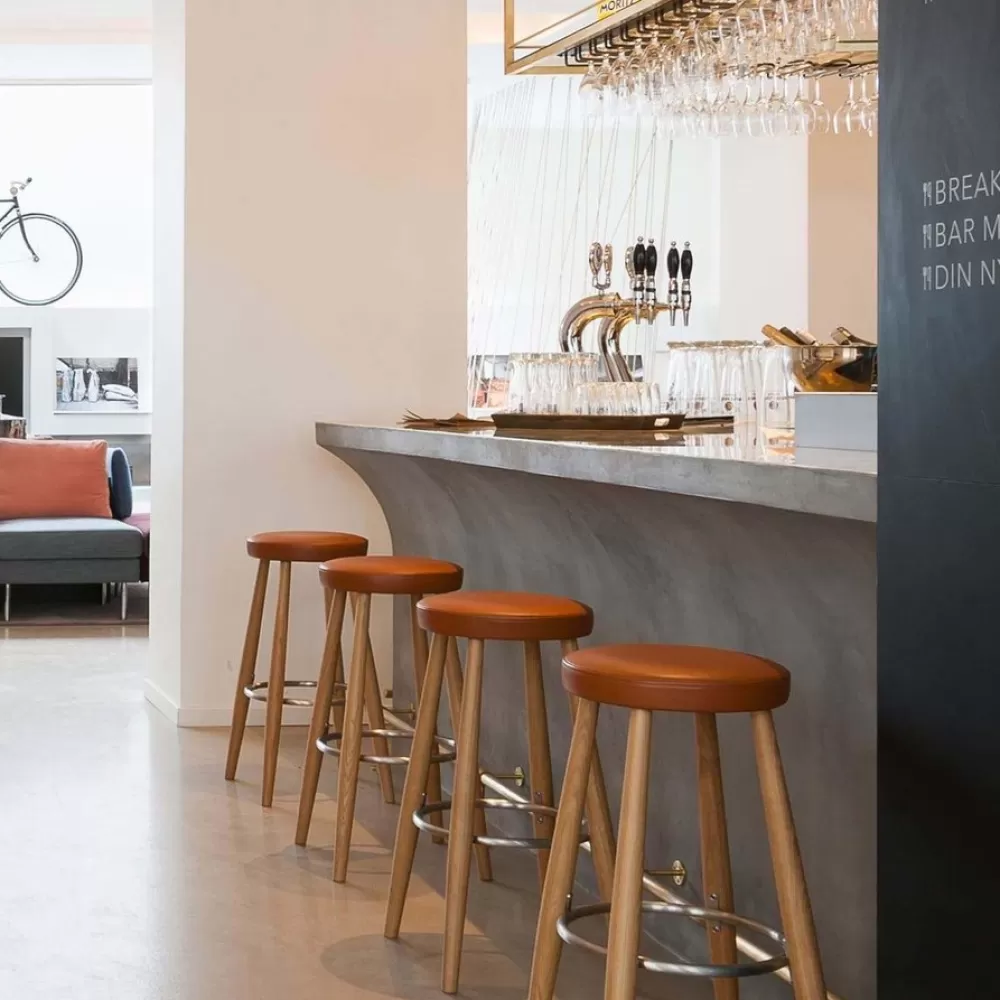Sgabelli^Carl Hansen & Søn Ch56 | Sgabello | Rovere Saponato - Pelle Cognac