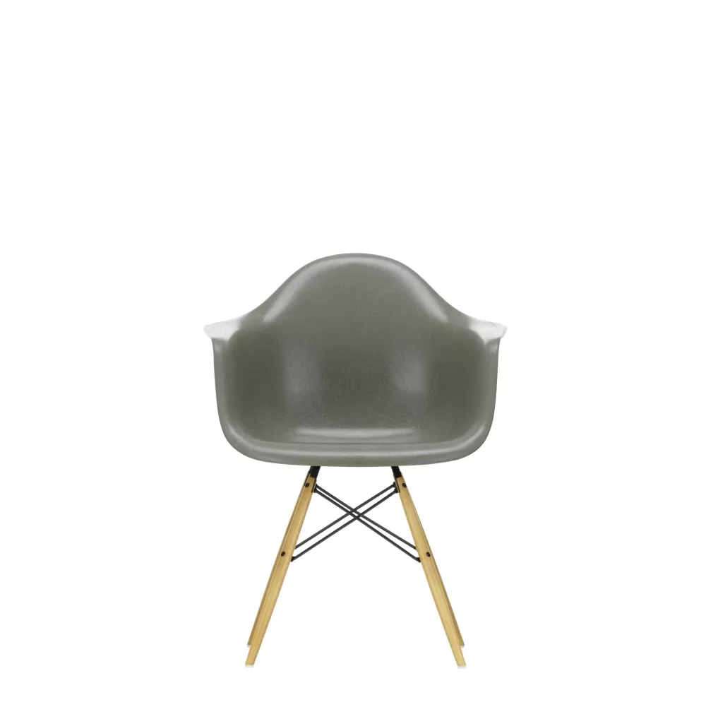 Sedie^Vitra Eames Fiberglass Armchairs Daw | Poltroncina - Eames Raw Umber - Acero Giallo
