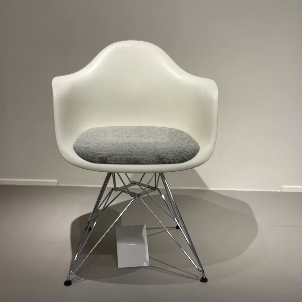 Sedie^Vitra Eames Plastic Armchair Dar | Poltroncina | Ciottolo