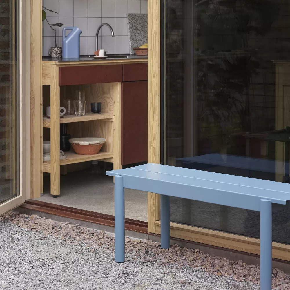 Sedie Per Esterni^Muuto Linear Steel Bench | Panca Per Esterni | Pale Blue