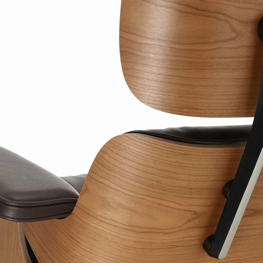 Poltrone Singole^Vitra Lounge Chair & Ottoman | Ciliegio Americano - Pelle Cioccolato