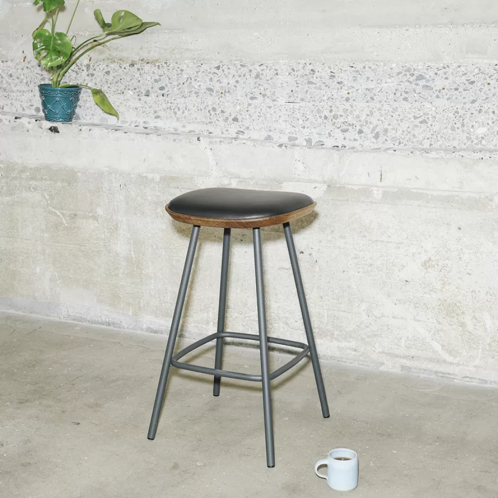 Sgabelli^Brdr. Krüger Pauline Bar Stool H65 | Sgabello | Metallo-Rovere Fume-Pelle Nera