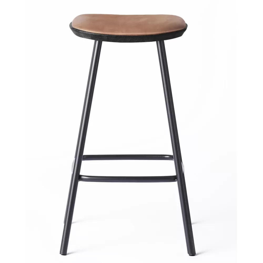 Sgabelli^Brdr. Krüger Pauline Bar Stool H65 | Sgabello | Metallo-Rovere Nero-Pelle Cognac